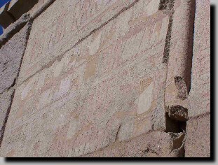 Mur extrieur de la chapelle( en granit rose), illustrant le thme du transport des barques.